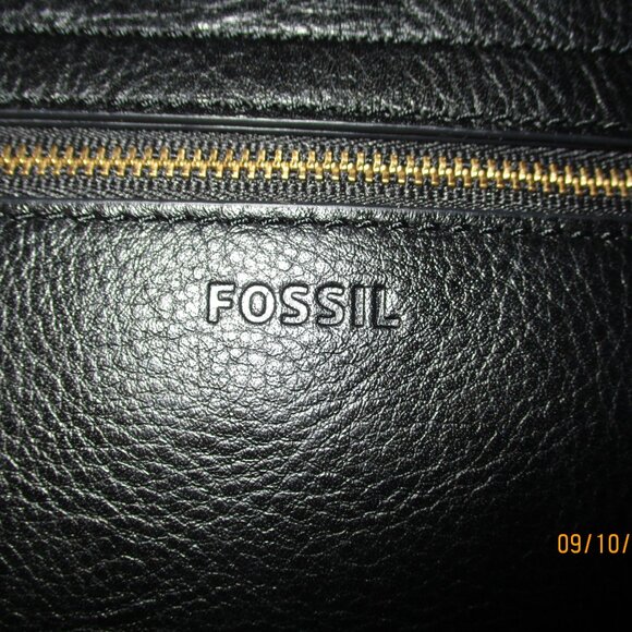 Fossil Flapped Crossbody Bag - Picture 14 of 15
